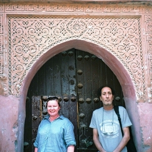 devant la porte de la Medersa Ben Saleh